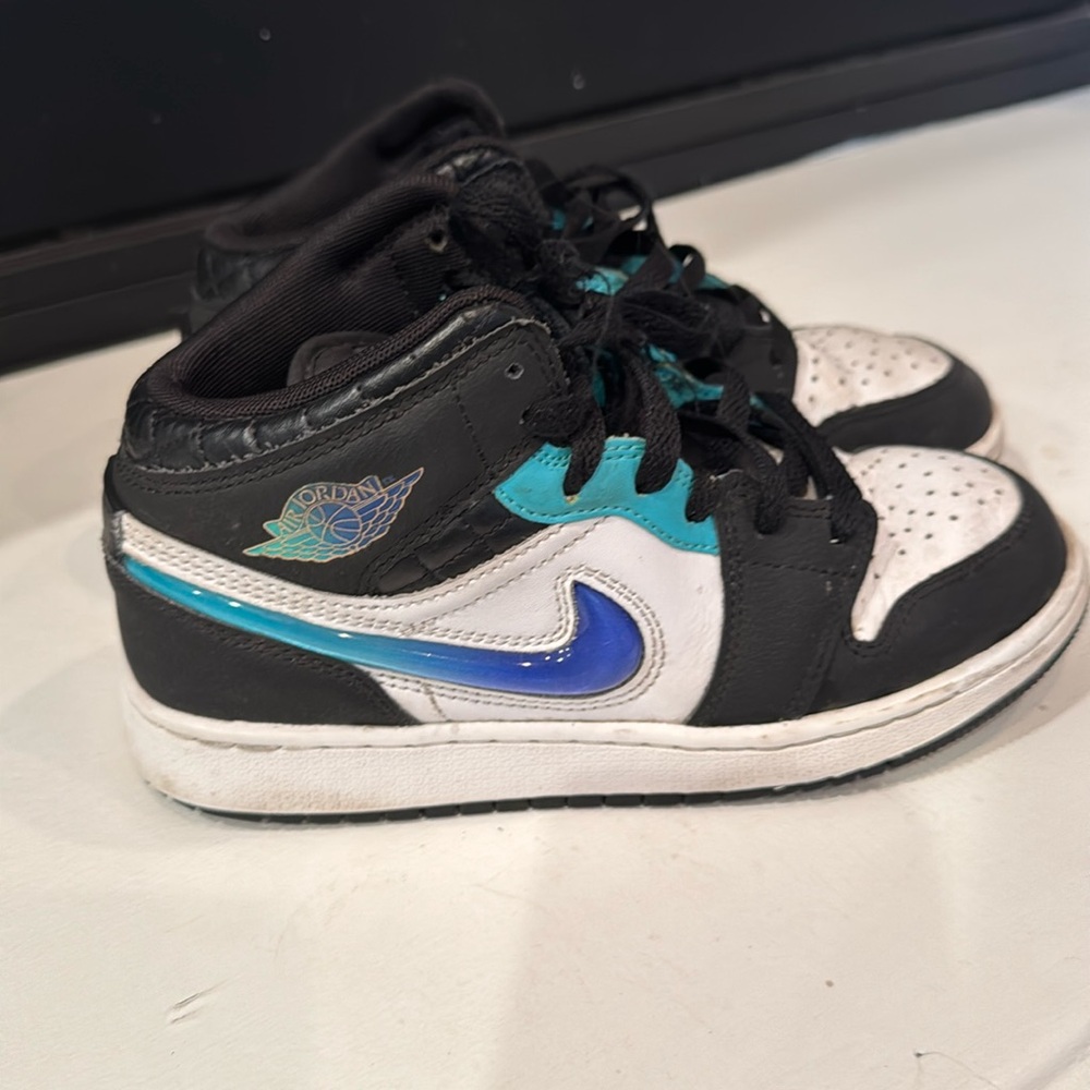 Big Kids Air Jordan 1 SE